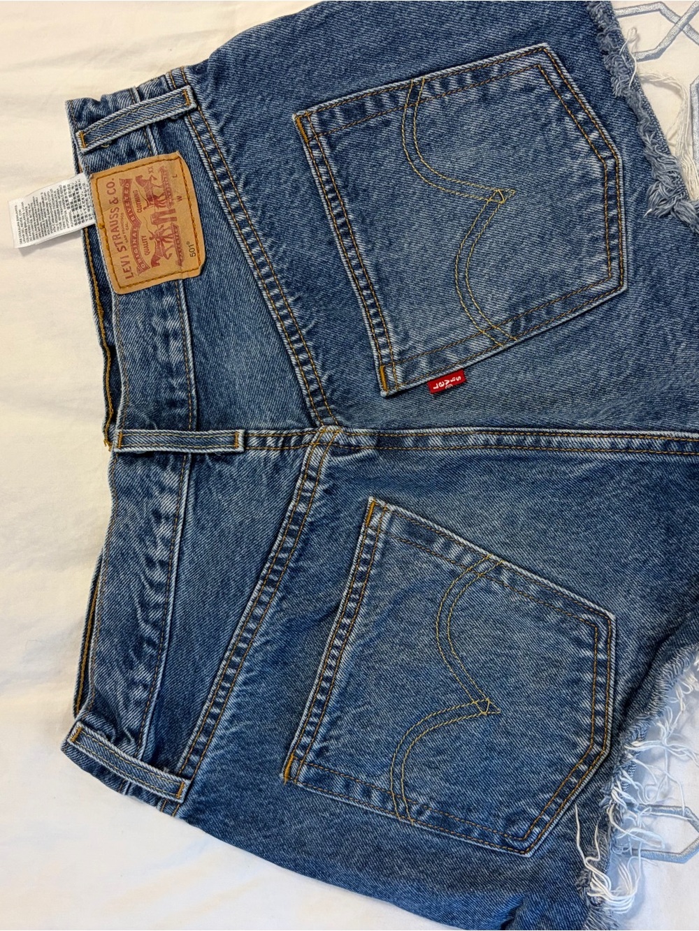 Levi's Men's Dark Blue Relaxed Fit Denim Jeans with Signature Back Pockets